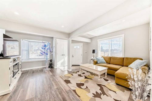 6403 35 Avenue Nw, Calgary, AB - Indoor Photo Showing Living Room