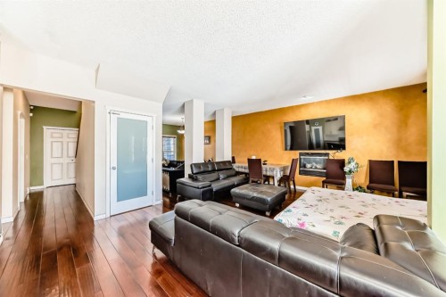 16 Saddlecrest Park Ne, Calgary, AB - Indoor Photo Showing Living Room