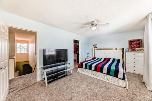 16 Saddlecrest Park Ne, Calgary, AB - Indoor Photo Showing Bedroom