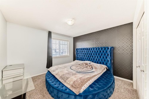16 Saddlecrest Park Ne, Calgary, AB - Indoor Photo Showing Bedroom