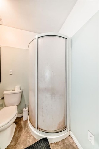 16 Saddlecrest Park Ne, Calgary, AB - Indoor Photo Showing Bathroom