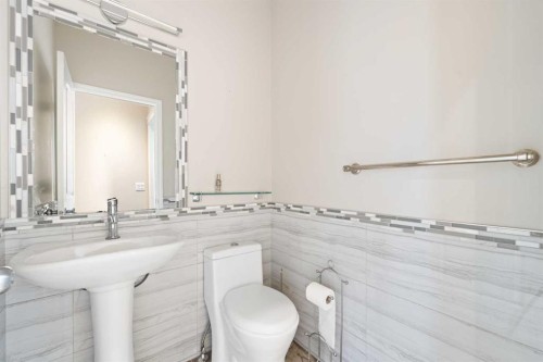 220 Walden Heights Se, Calgary, AB - Indoor Photo Showing Bathroom