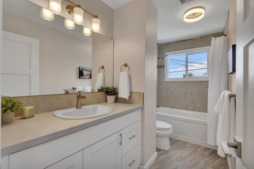 335 Huntbourne Hill Ne, Calgary, AB - Indoor Photo Showing Bathroom