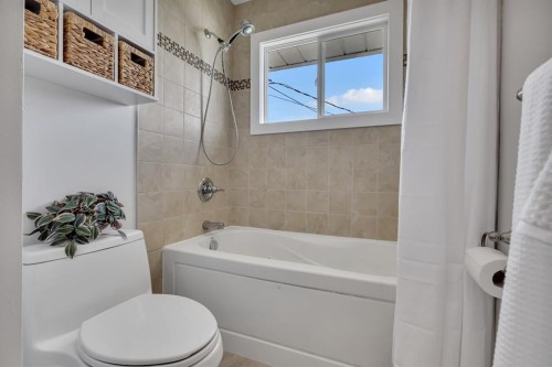 335 Huntbourne Hill Ne, Calgary, AB - Indoor Photo Showing Bathroom