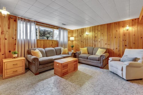 335 Huntbourne Hill Ne, Calgary, AB - Indoor Photo Showing Living Room