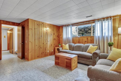 335 Huntbourne Hill Ne, Calgary, AB - Indoor Photo Showing Living Room