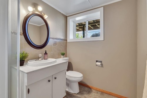 335 Huntbourne Hill Ne, Calgary, AB - Indoor Photo Showing Bathroom