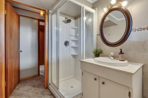 335 Huntbourne Hill Ne, Calgary, AB - Indoor Photo Showing Bathroom