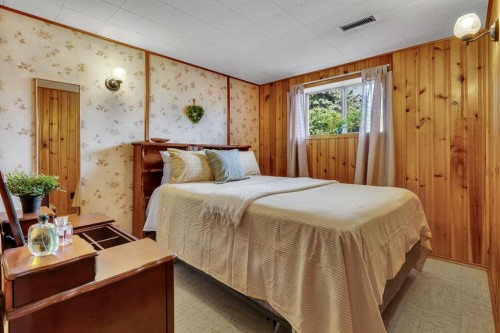 335 Huntbourne Hill Ne, Calgary, AB - Indoor Photo Showing Bedroom