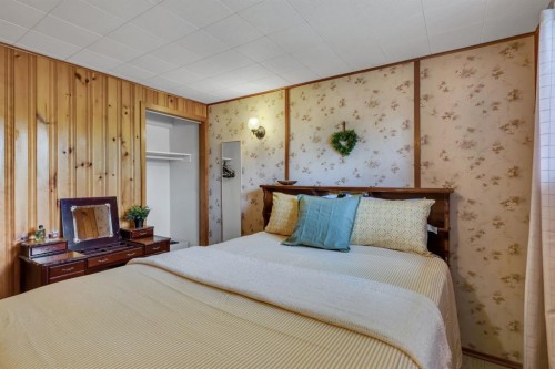 335 Huntbourne Hill Ne, Calgary, AB - Indoor Photo Showing Bedroom