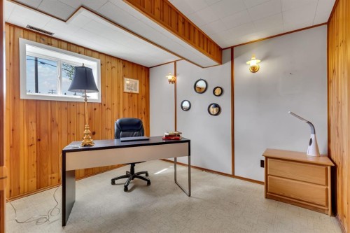 335 Huntbourne Hill Ne, Calgary, AB - Indoor Photo Showing Office