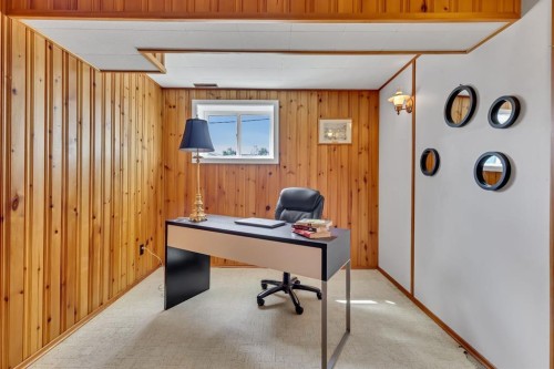 335 Huntbourne Hill Ne, Calgary, AB - Indoor Photo Showing Office