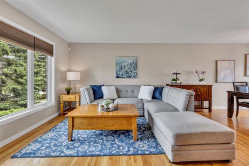 335 Huntbourne Hill Ne, Calgary, AB - Indoor Photo Showing Living Room