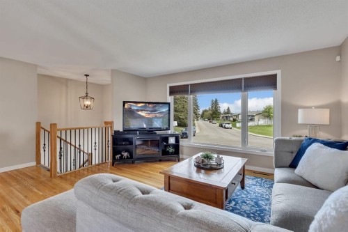 335 Huntbourne Hill Ne, Calgary, AB - Indoor Photo Showing Living Room