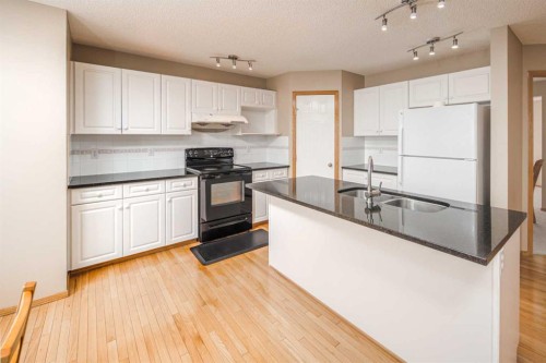 110 Hampstead Rise Nw, Calgary, AB - Indoor Photo Showing Kitchen