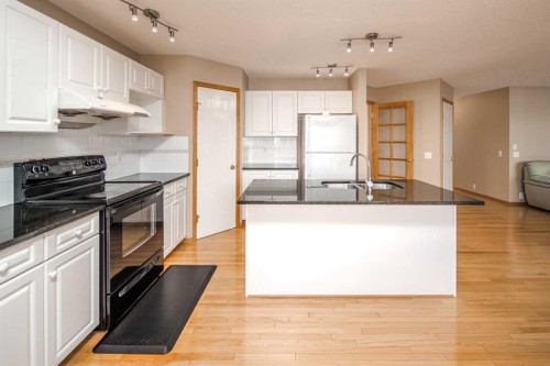 110 Hampstead Rise Nw, Calgary, AB - Indoor Photo Showing Kitchen With Double Sink