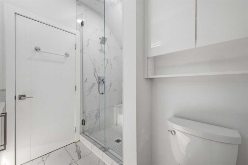 4010 Kovitz Lane Nw, Calgary, AB - Indoor Photo Showing Bathroom