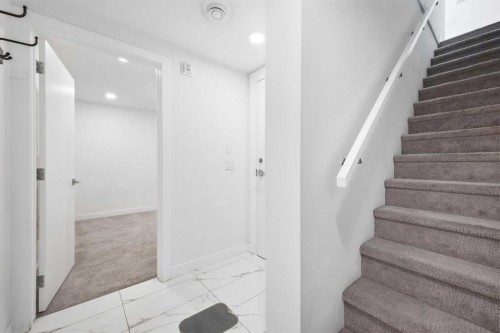 4010 Kovitz Lane Nw, Calgary, AB - Indoor Photo Showing Other Room