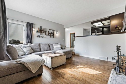 32 Millrise Crescent Sw, Calgary, AB - Indoor Photo Showing Living Room