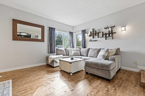 32 Millrise Crescent Sw, Calgary, AB - Indoor Photo Showing Living Room