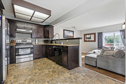 32 Millrise Crescent Sw, Calgary, AB - Indoor Photo Showing Kitchen