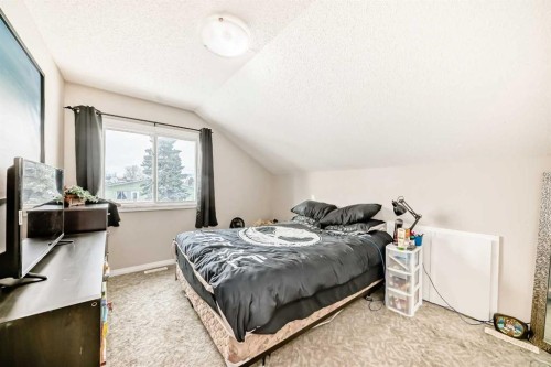 118 Dovertree Place Se, Calgary, AB - Indoor Photo Showing Bedroom