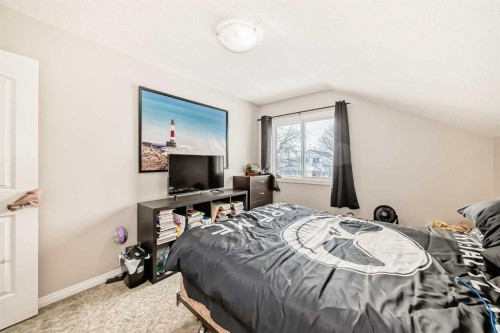 118 Dovertree Place Se, Calgary, AB - Indoor Photo Showing Bedroom