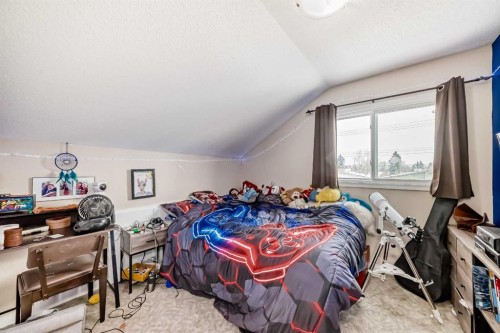 118 Dovertree Place Se, Calgary, AB - Indoor Photo Showing Bedroom