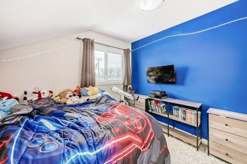 118 Dovertree Place Se, Calgary, AB - Indoor Photo Showing Bedroom