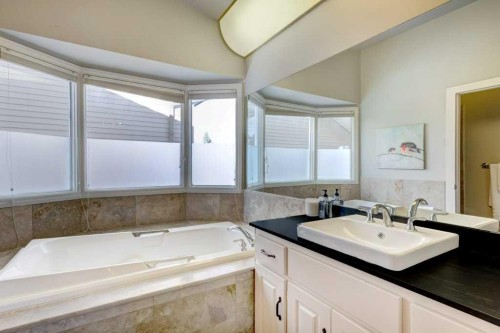 20 Strathlorne Crescent Sw, Calgary, AB - Indoor Photo Showing Bathroom