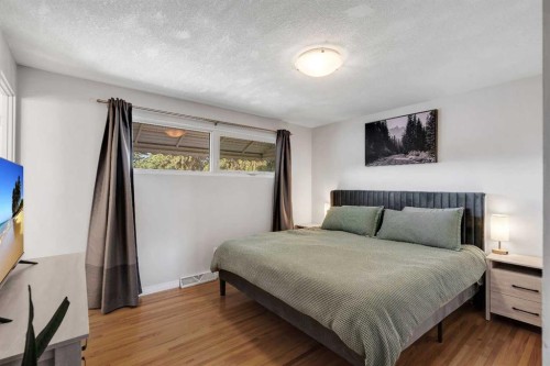9939 Maplecreek Drive Se, Calgary, AB - Indoor Photo Showing Bedroom