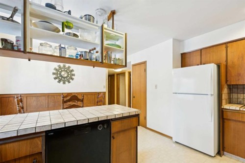7312 Kananaskis Drive Sw, Calgary, AB - Indoor Photo Showing Kitchen