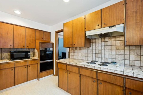 7312 Kananaskis Drive Sw, Calgary, AB - Indoor Photo Showing Kitchen