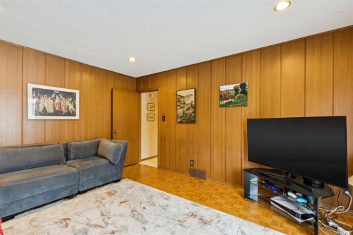 7312 Kananaskis Drive Sw, Calgary, AB - Indoor Photo Showing Living Room