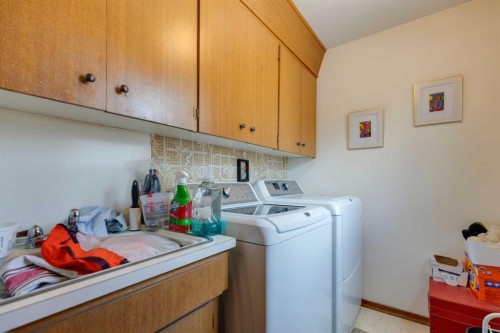 7312 Kananaskis Drive Sw, Calgary, AB - Indoor Photo Showing Laundry Room