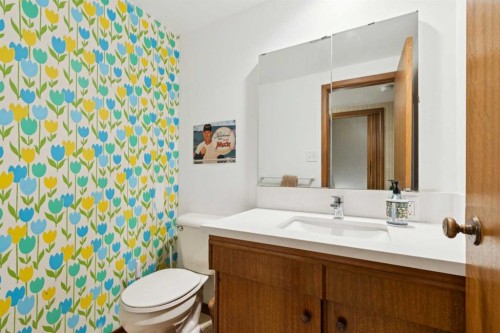 7312 Kananaskis Drive Sw, Calgary, AB - Indoor Photo Showing Bathroom