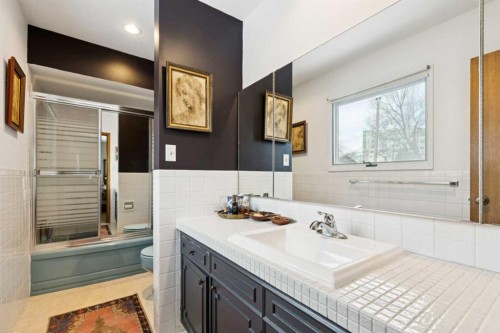 7312 Kananaskis Drive Sw, Calgary, AB - Indoor Photo Showing Bathroom