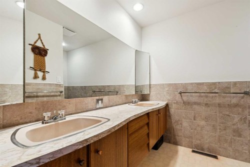 7312 Kananaskis Drive Sw, Calgary, AB - Indoor Photo Showing Bathroom