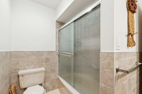 7312 Kananaskis Drive Sw, Calgary, AB - Indoor Photo Showing Bathroom