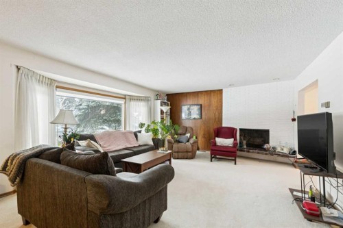 7312 Kananaskis Drive Sw, Calgary, AB - Indoor Photo Showing Living Room