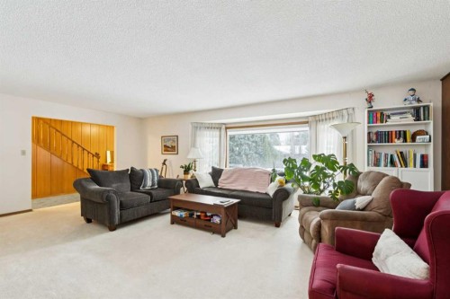 7312 Kananaskis Drive Sw, Calgary, AB - Indoor Photo Showing Living Room