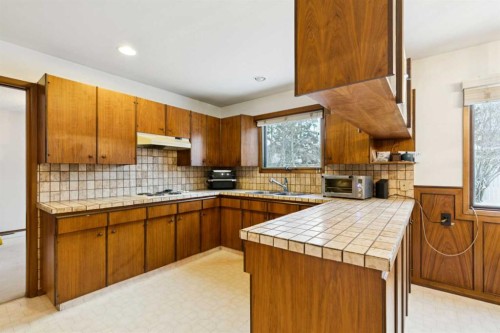 7312 Kananaskis Drive Sw, Calgary, AB - Indoor Photo Showing Kitchen With Double Sink