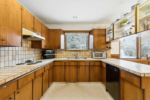 7312 Kananaskis Drive Sw, Calgary, AB - Indoor Photo Showing Kitchen With Double Sink