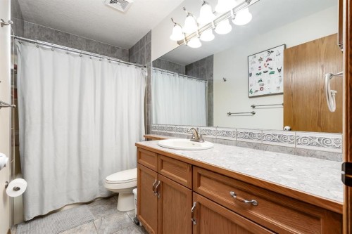 45 Thornfield Close Se, Airdrie, AB - Indoor Photo Showing Bathroom