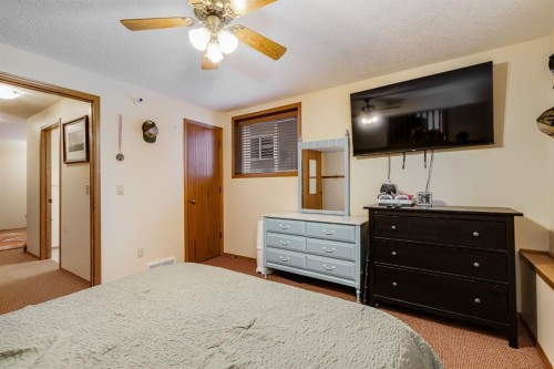 45 Thornfield Close Se, Airdrie, AB - Indoor Photo Showing Bedroom