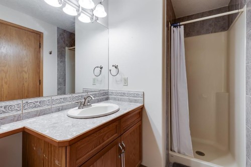 45 Thornfield Close Se, Airdrie, AB - Indoor Photo Showing Bathroom
