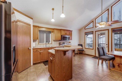 45 Thornfield Close Se, Airdrie, AB - Indoor Photo Showing Kitchen