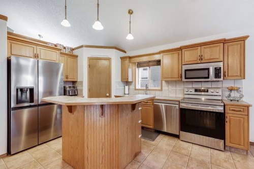 45 Thornfield Close Se, Airdrie, AB - Indoor Photo Showing Kitchen