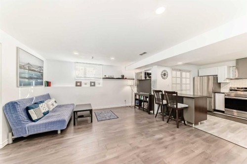 6907 6 Street Sw, Calgary, AB - Indoor Photo Showing Other Room