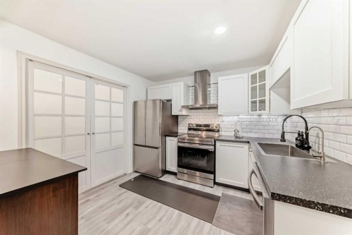 6907 6 Street Sw, Calgary, AB - Indoor Photo Showing Kitchen
